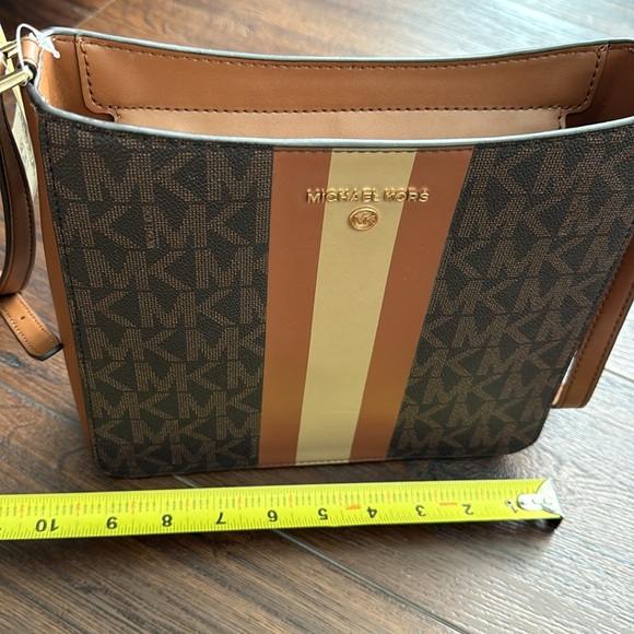 MICHAEL Michael Kors NWT Center Stripe Gloria MD Crossbody Bag with top zipper. - Picture 8 of 9
